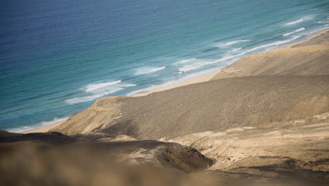 Fuerteventura-Kanarische-Insel-Malerische-Seelandschaft-Der-Windigen-Ozeanlandschaft-Mit-Wellen,-Die-Am-Goldenen-Strand-In-Cofete-Krachen