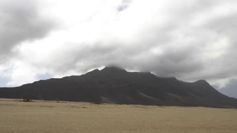 Pintoresco-Paisaje-Montañoso-En-Fuerteventura-Isla-Canaria-Destino-De-Viaje-Remoto-Durante-Un-Día-Lluvioso-Nublado-Con-Fuerte-Tormenta