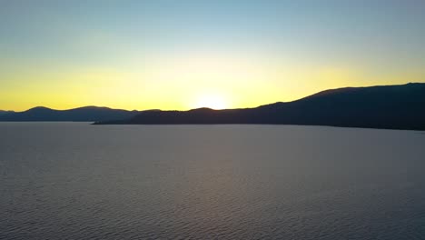 Hermosa-Puesta-De-Sol-Dorada-Sobre-El-Lago-Tahoe-En-Las-Montañas-De-Sierra-Nevada---Vista-Aérea-De-Drones