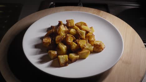 Bratkartoffeln-Auf-Einen-Teller-Geben,-Abendessen-Kochen,-Vegetarisches-Essen