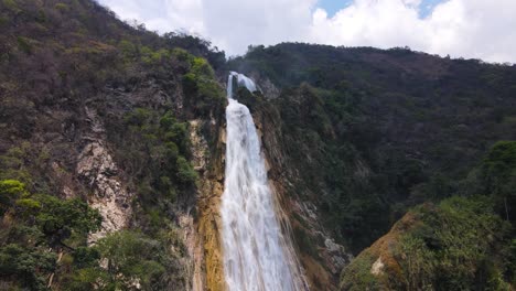 El-Chiflon-Wasserfall,-Der-über-Die-Schlucht-In-Chiapas-Mexiko-Kaskadiert,-4k-Luftenthüllung