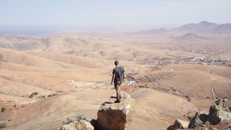 Sich-Luftlos-Fühlen,-Wenn-Man-Am-Rand-Der-Klippen-Von-Fuerteventura-In-Spanien-Steht