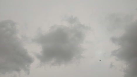 Ein-Flugzeug-Flog-über-Die-Dunklen-Wolken