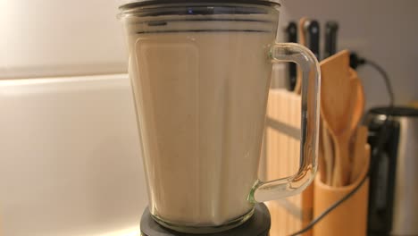 Blick-Auf-Hausgemachte-Hafer--Und-Milchmischung,-Die-In-Einem-Mixer-Hafermilch-In-Der-Küche-Mahlt