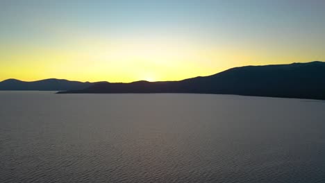 Lake-Chelan,-Washington-Schöner-Sonnenuntergang-Am-See-Mit-Wasser-Und-Bergsilhouette-Im-Hintergrund-Des-Erholungsgebiets