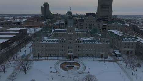 Winteransicht-Des-Parlamentsgebäudes-Von-Quebec-Außenfassade-Bei-Sonnenuntergang-In-Kanada