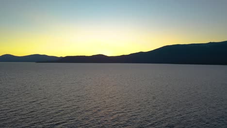 Schöner-Goldener-Gebirgssee-Bei-Sonnenaufgang-Aus-Der-Luftdrohne---Lake-Tahoe-In-Den-Sierra-Nevada-Mountains,-Kalifornien-Mit-Wellen-Auf-Dem-Wasser