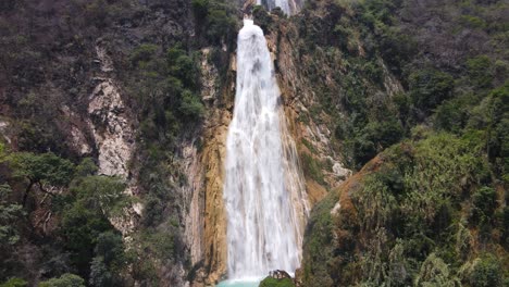 Hermosa-Cascada-El-Chiflon,-Chiapas-Mexico,-Vista-Aerea-4k