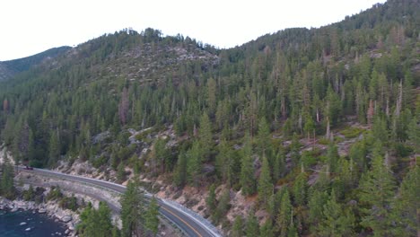 Schwenkansicht-Des-Alpenglühens-über-Unberührten,-Ruhigen-Gewässern-Und-Pinienwäldern-In-Den-Bergen-Des-Lake-Tahoe-In-Kalifornien-Bei-Sonnenuntergang---Drohnenaufnahme-Aus-Der-Luft