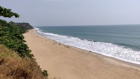 Cliff-beach-in-Varkala-with-trees-in-the-cliff-and-a-landscape-view-of-Sea,-Beach-and-Cliff