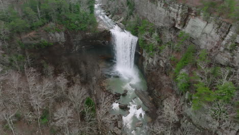 Breite-Luftaufnahme-Des-Wasserfalls-Mit-Einem-Schwenk-Nach-Unten-Am-Ende