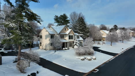 Large-American-suburban-home-in-winter-snow