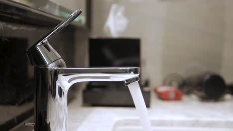 Händewaschen-Unter-Fließendem-Wasser-Aus-Dem-Wasserhahn-In-Der-Toilette