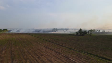 Absteigende-Luftaufnahmen-Eines-Brennenden-Ackerlandes,-Das-Für-Die-Bepflanzung-In-Pak-Pli,-Nakhon-Nayok,-Thailand,-Vorbereitet-Wird