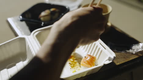 Casi-Terminé-De-Comer-Sushi-Plato-Principal-Roll-Arroz-Anguila-Sashimi-Palillos-4k