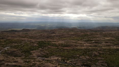 Vorwärtsflug-Aus-Der-Luft-über-Das-Ländliche-Hochlandgebiet-Von-Cordoba,-Argentinien-An-Bewölkten-Tagen---Filmische-Panoramaaufnahme-Der-Naturlandschaft