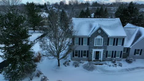 American-suburban-homes-in-winter-snow