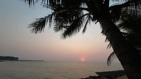 Sonnenuntergang-Am-Gorial-Beach-Orange-Himmel-Unter-Kokospalme-Indien-Mumbai