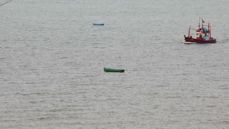Un-Barco-Pesquero-Tailandés-Rojo-Que-Navega-Y-Se-Detiene-En-Las-Aguas-De-Jomtien,-Pattaya