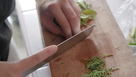 Mit-Dem-Messer,-Das-Bergamotteblätter-Hackt,-Bereiten-Sie-Sich-Auf-Das-Kochen-Der-Asiatischen-Küche-Vor