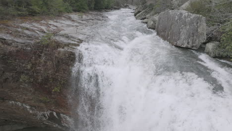Langsames-Herunterschwenken-Der-Luftaufnahme-Des-Wasserfalls