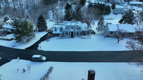 Casa-Azul-De-Cape-Cod-En-EE.-UU.-Cubierta-De-Nieve-Invernal