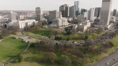Aerial-pan-up-shot-of-courthouse-in-downtown-Nashville,-TN