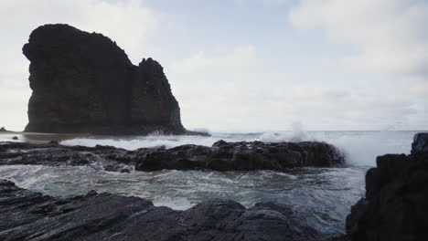 Szenische-Meereslandschaft-Ozeanwellen-In-Zeitlupe-Stürzen-In-Die-Lavafelsenformation-In-Cofete-Beach-Fuerteventura-Kanarische-Insel-Spanien