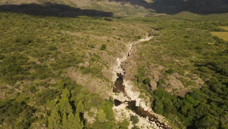 Luftüberführung-über-Felsigen-Fluss-Und-Wolkenschatten-In-Wunderschöner-Idyllischer-Landschaft-Argentiniens---4K-Drohnenflug
