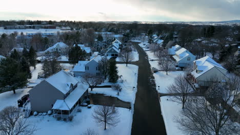 Casas-Americanas-En-La-Nieve-Del-Invierno