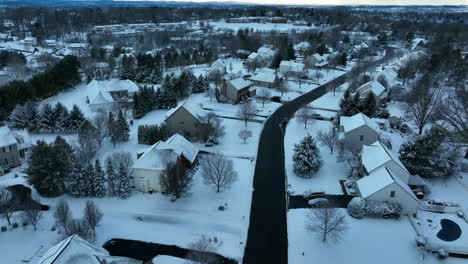 Suburbios-Americanos-En-La-Nieve-Del-Invierno
