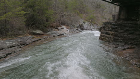 Luftdrohnenaufnahme-Eines-überfluteten-Baches,-Der-Zu-Einem-Wasserfall-In-Chattanooga,-Tennessee,-Hinunterstürzt