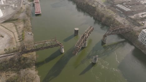 Puente-Ferroviario-Girando-Lentamente-Para-Dejar-Pasar-La-Barcaza-En-El-Río-En-El-Centro-De-Nashville,-Tennessee