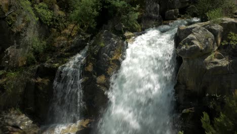 Wunderschöner-Wasserfall-Neben-Ponte-Da-Misarela-Im-Geres-Nationalpark,-Portugal