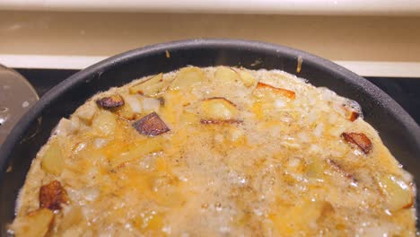 Leckeres-Spanisches-Omelett-Mit-Kartoffeln-Und-Zwiebeln-In-Einer-Pfanne-Braten