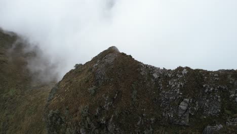Luftaufnahme-Von-Wolken-über-Den-Hügeln-Und-Hängen-Des-Vulkans-Rucu-Pichincha,-Quito,-Ecuador---Drohnenaufnahme
