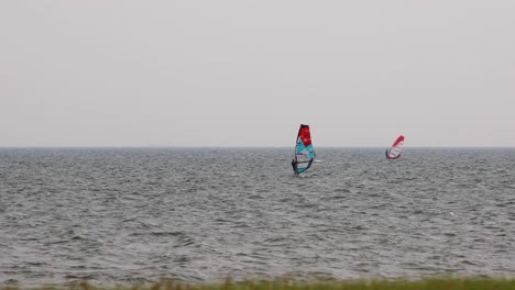 Group-of-Wind-Surfers-Sailing-in-the-Wind-off-the-Coast-of-Pattaya,-Thailand