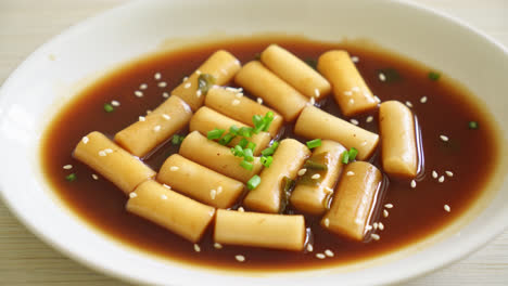 Würziger-Jjajang-Tteokbokki-Oder-Koreanischer-Reiskuchen-In-Würziger-Schwarzer-Bohnensauce---Koreanischer-Essensstil