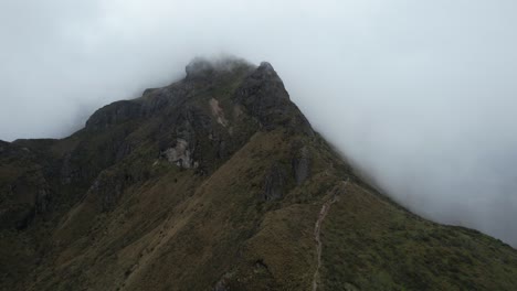 Rucu-Pichincha-Vulkangebirgshügel-Unter-Dicken-Wolken,-Luftaufnahme-Der-Atemberaubenden-Natur-über-Quito,-Ecuador