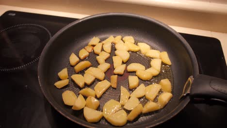 Stücke-Geschnittener-Kartoffeln,-Die-In-Einer-Pfanne-Mit-Speiseöl-Gebraten-Werden