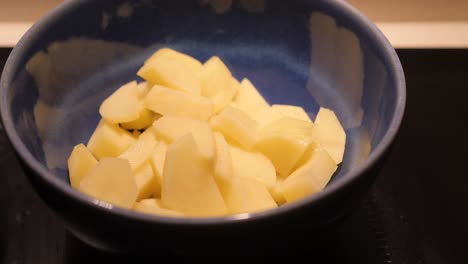 Scheiben-Frischer-Ungekochter-Kartoffeln-In-Einer-Schüssel-Bereit-Zum-Braten