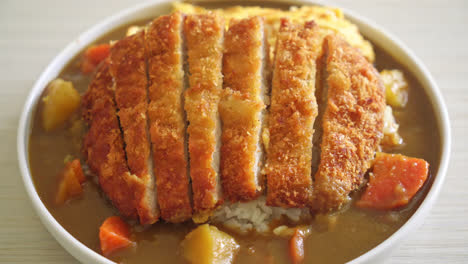 Curryreis-Mit-Gebratenem-Tonkatsu-Schweinekotelett-Und-Cremigem-Omelett---Japanische-Küche