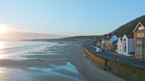Sandsend,-Whitby,-Küste-Von-Nord-yorkshire-Luftdrohnenbewegung-Vorwärts-Entlang-Der-Strandpromenade
