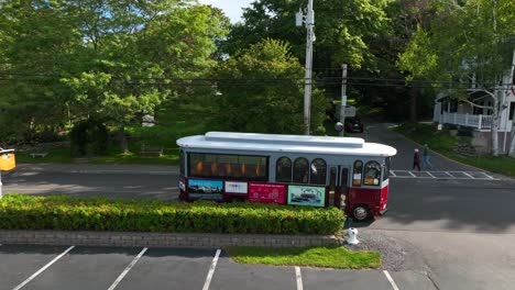 Tourist-trolley-bus-for-visiting-small-town-Kennebunkport-Maine-attractions