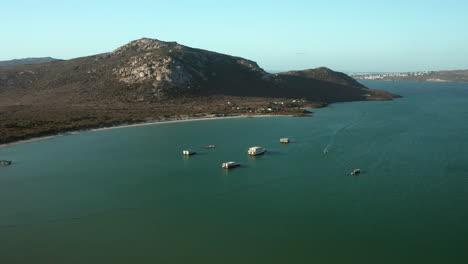 Hermoso-Mar-Turquesa-Con-Barcos-En-El-Parque-Nacional-De-La-Costa-Oeste,-Sudáfrica---Toma-Aérea-De-Drones