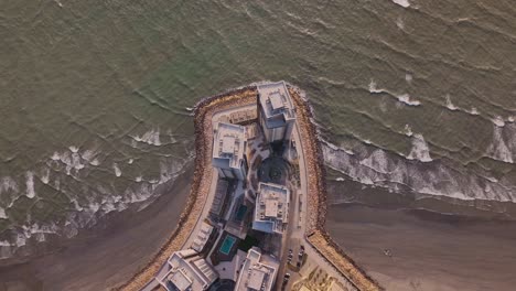 Luftaufnahme-Aus-Der-Vogelperspektive-Der-Neuen-Pearl-Towers-Wohnwohnungen-In-Crescent-Bay,-Karachi