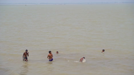 Niños-Jugando-En-El-Aluvión-A-Orillas-Del-Ganges
