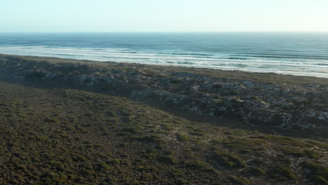 Vista-Aérea-De-La-Playa-Y-La-Costa,-Parque-Nacional-De-La-Costa-Oeste,-Al-Norte-De-Ciudad-Del-Cabo-En-Sudáfrica---Disparo-De-Drones
