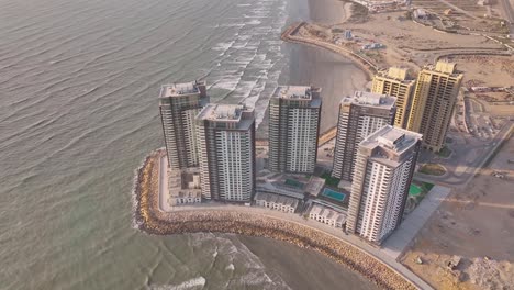 Vista-Aérea-De-Los-Nuevos-Apartamentos-Emaar-Frente-Al-Mar-Ubicados-En-Crescent-Bay,-Karachi