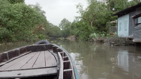 Nahaufnahme-Eines-Holzboots,-Das-Den-Schwimmenden-Marktfluss-In-Vietnam-Segelt